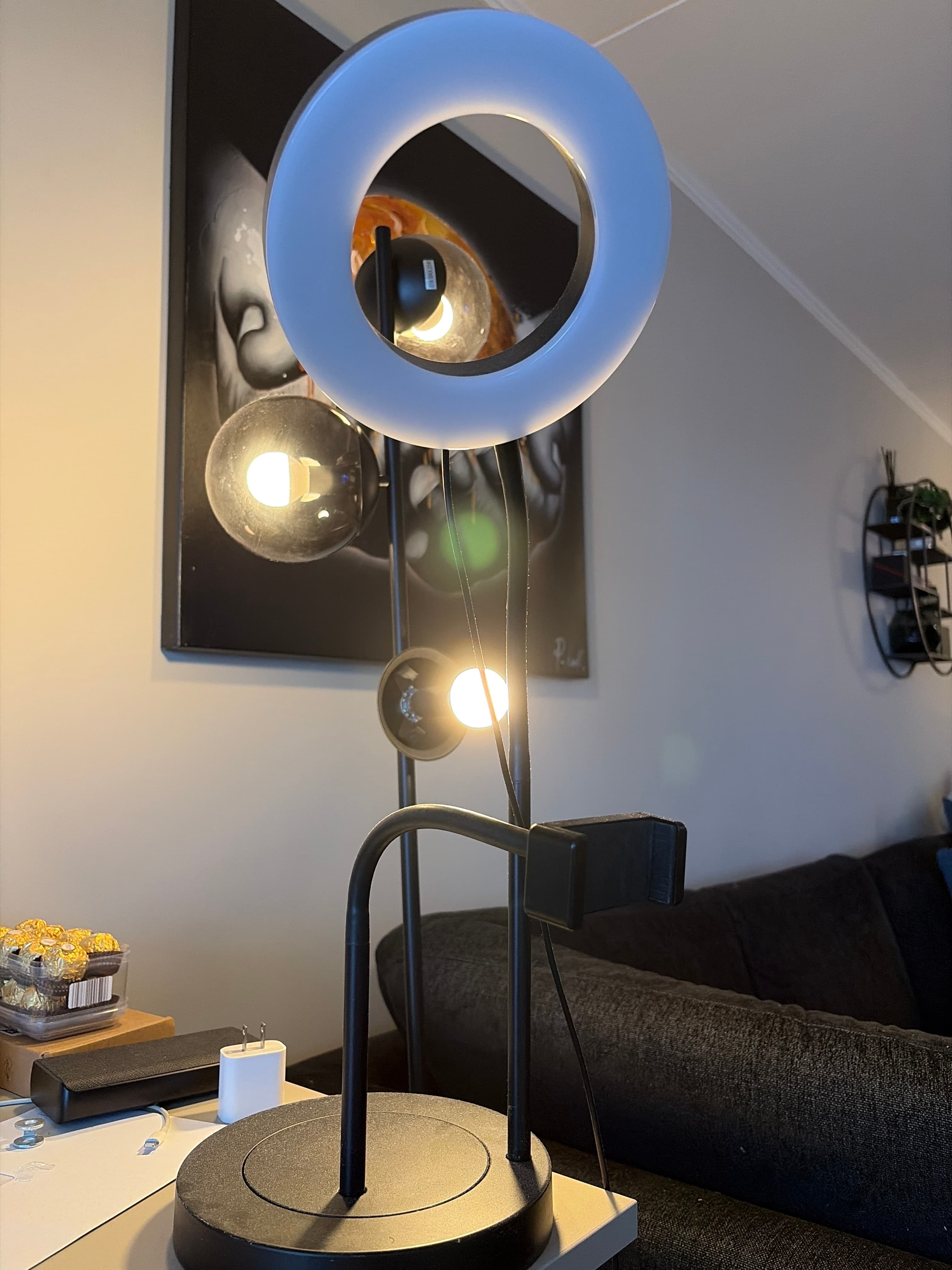 Lampe med telefon holder